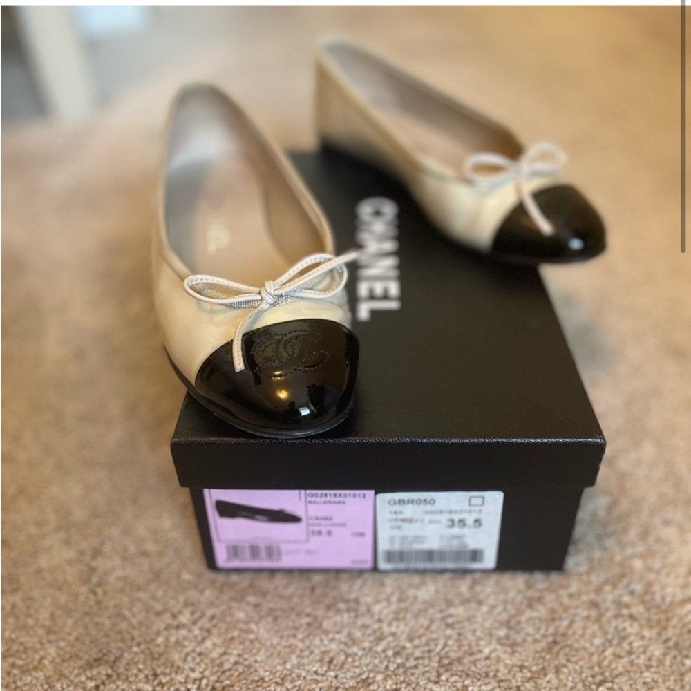CHANEL Cream and Black Flats with Iconic Cap-Toe Design - Picture 2 of 6
